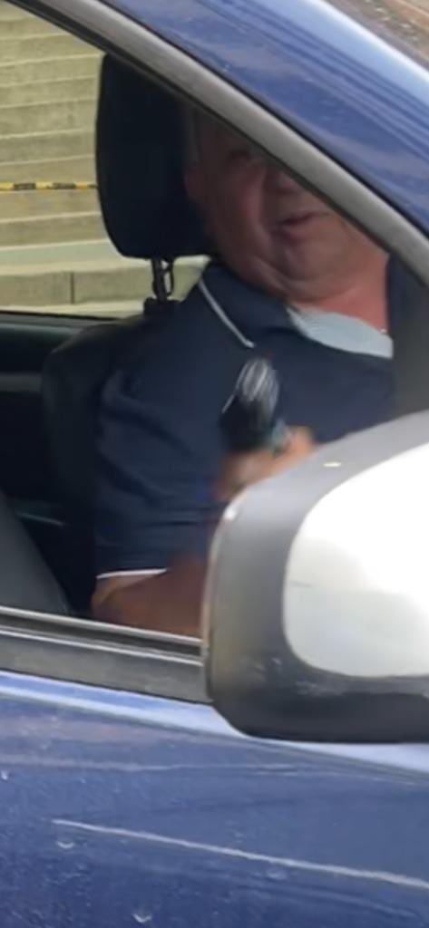 FotoMultaSocial's tweet photo. Mucha atención 
El conductor del vehículo de placas FMG 815 propiedad de Jorge Luis Lizarazo Rodríguez, amenazo con arma de fuego a un ciudadano que le reclamó por estar mal parque así. 

@PoliciaBmanga https://t.co/X37QmjuRW8