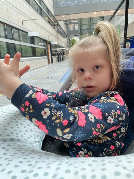 wijzienjewel's tweet photo. Een leven met ZEVMB is erg kwetsbaar. Onverwacht snel overleed zaterdag Mette, dochter van onze directeur Susanne Walstock. Mette en alle andere kinderen met ZEVMB zijn de basis van ons werk. Haar overlijden raakt ons diep. Onze gedachten zijn bij Susanne, Pim, Malin en Hannah. https://t.co/QrSFnmDQB8