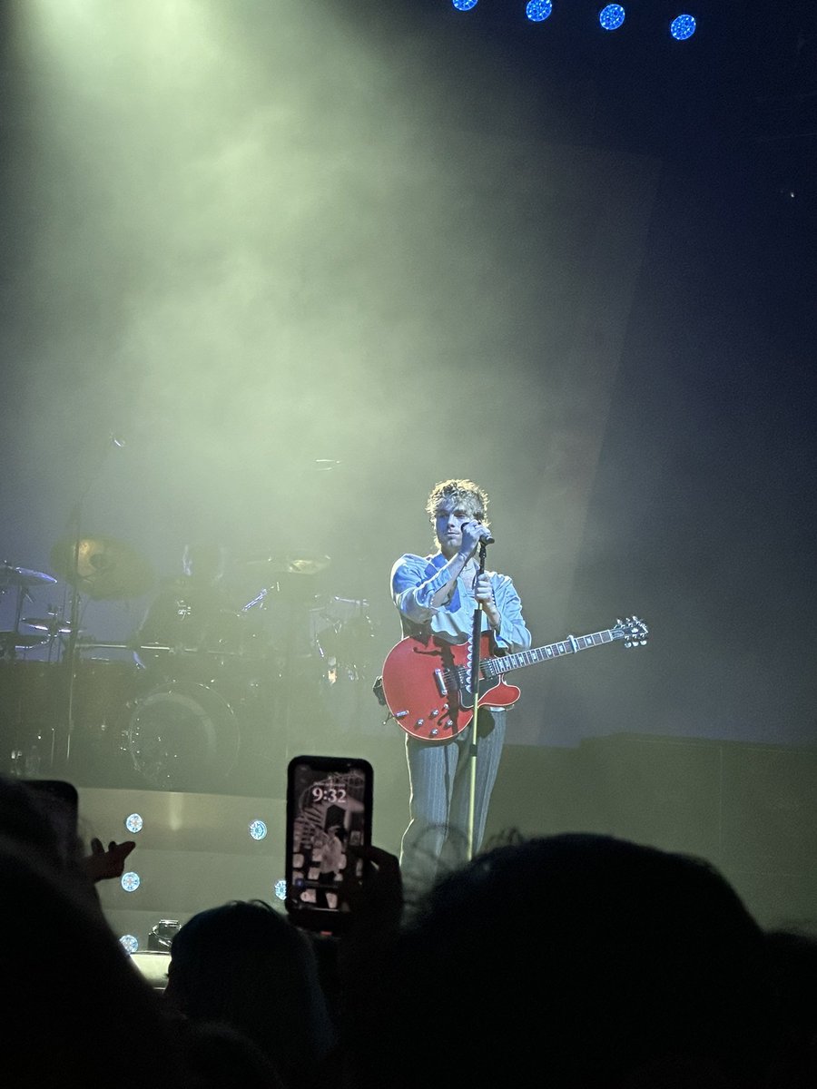 w1ldflowerem's tweet photo. having serious (month late) post concert depression #The5SOSShow #The5SOSShowMohegan https://t.co/6aPq1axzZk