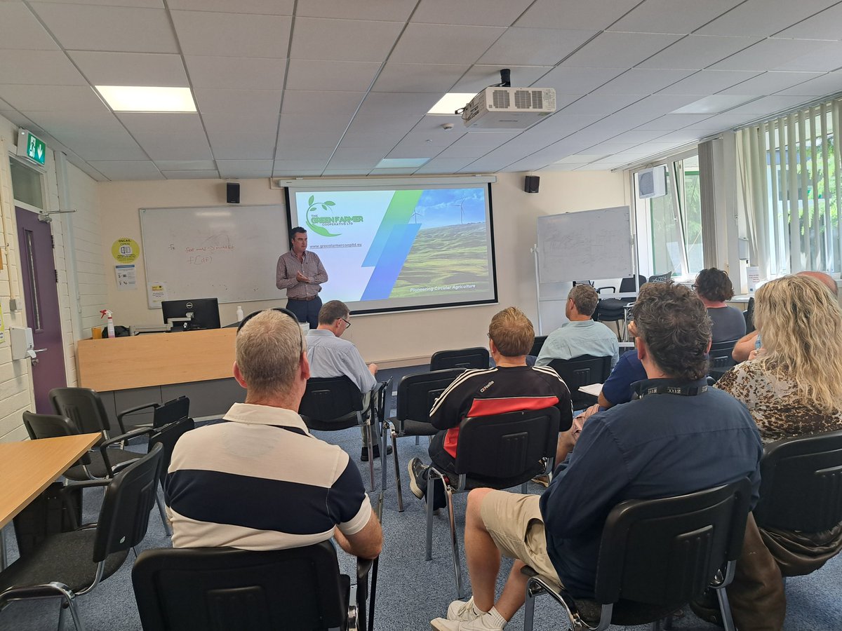 Great day spent with local dairy farmers at our informal stakeholder engagement event @UCCBEES 👏 to all who attended & to those who gave 👍 presentations. Fantastic interest in developing & integrating #duckweed cultivation in Irish farming 🚜#EUIrelandWales #DuckFeedProject