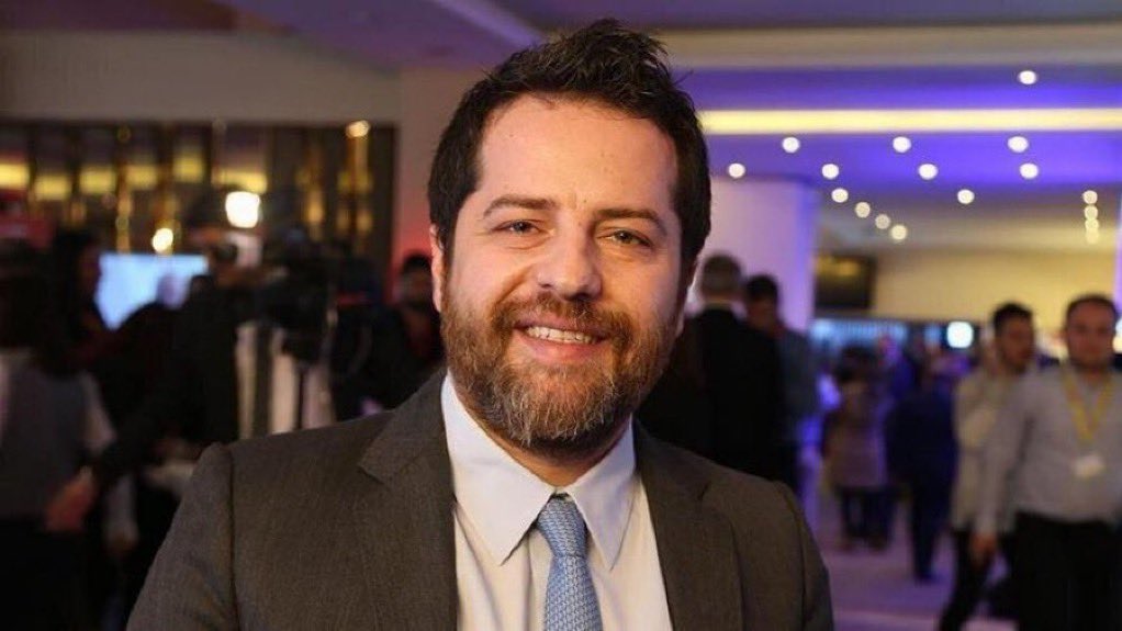 Böyle özverili ve camiasına kulak verip fikirlerini, beklentilerini, tepkilerini ciddiye alan yönetici sevilmez mi? 

Tabiki de 
#SeniSeviyoruzErdenTimur