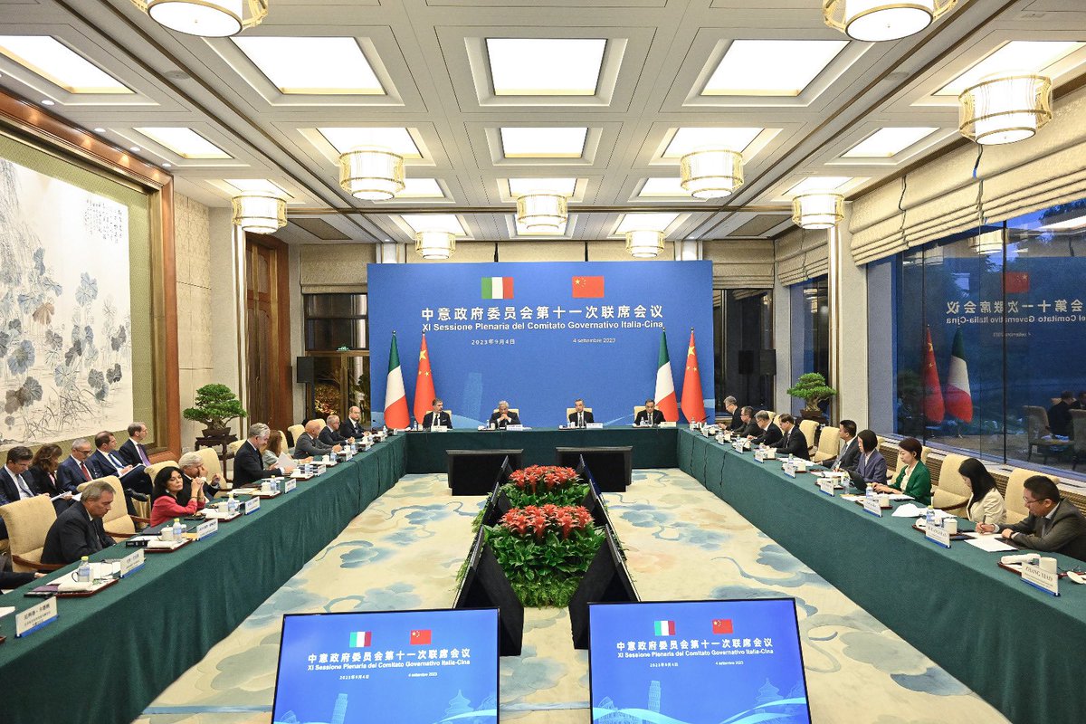 Antonio_Tajani's tweet photo. Con il MAE Wang Yi ho presieduto il Comitato Governativo 🇮🇹🇨🇳. Un appuntamento annuale che vogliamo portare avanti, lavorando attivamente per alimentare il dialogo e gli scambi in ambito culturale, economico e scientifico. https://t.co/ro7aSvkB8s