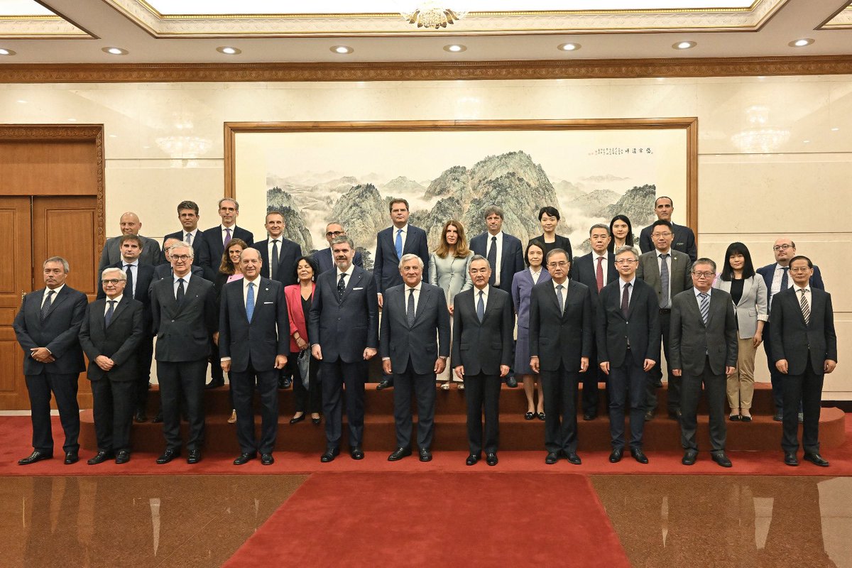 Antonio_Tajani's tweet photo. Con il MAE Wang Yi ho presieduto il Comitato Governativo 🇮🇹🇨🇳. Un appuntamento annuale che vogliamo portare avanti, lavorando attivamente per alimentare il dialogo e gli scambi in ambito culturale, economico e scientifico. https://t.co/ro7aSvkB8s