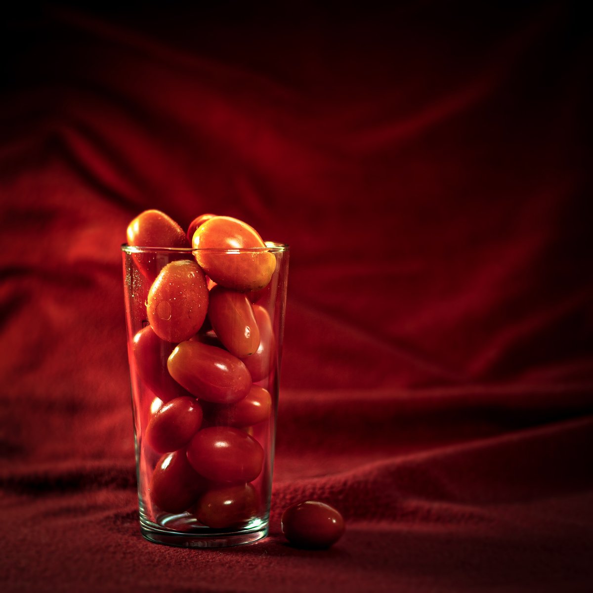 JohnMontDesign's tweet image. Red.