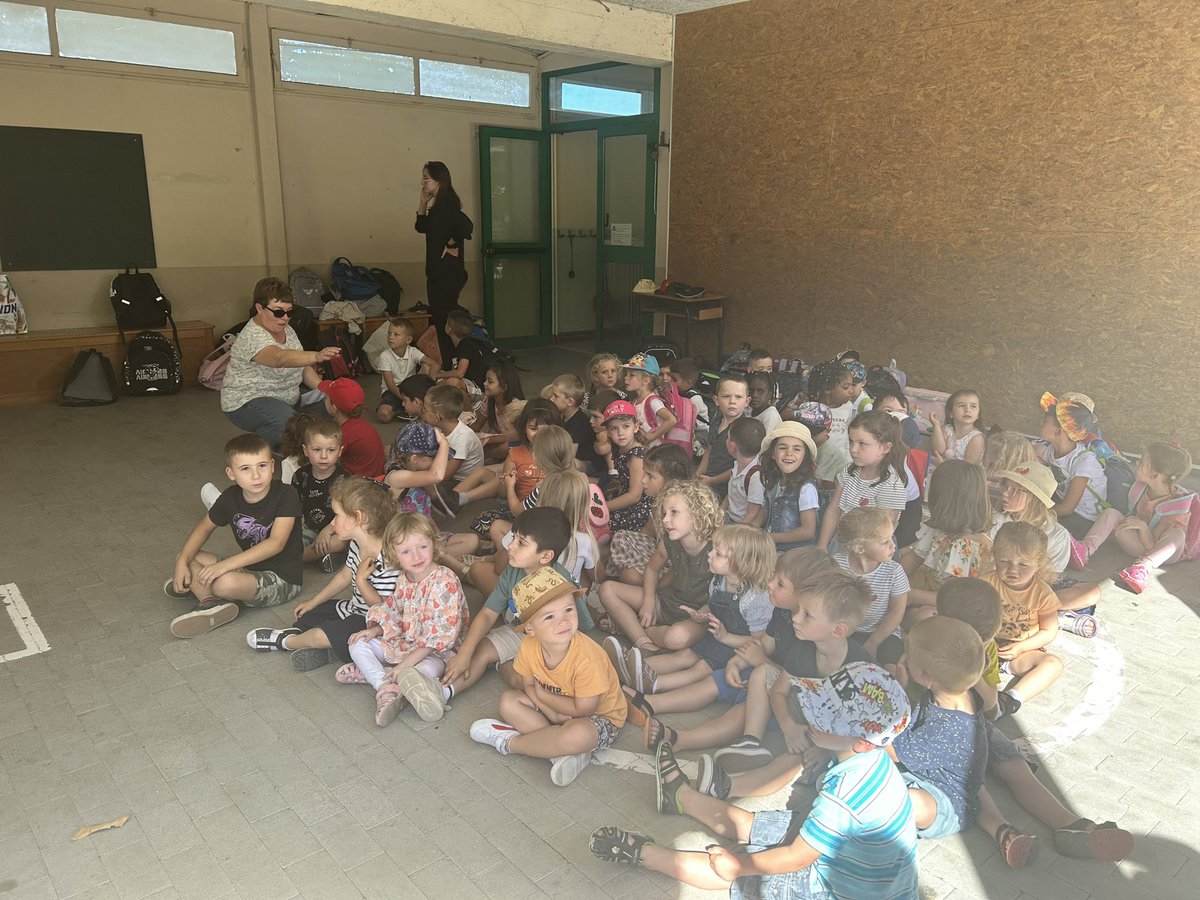 Belle rentrée en musique avec le soleil. Les plus grands ont accueilli les plus jeunes en chantant. #rentree2023 <a href="/DSDEN55/">DSDEN55</a> @IenBar