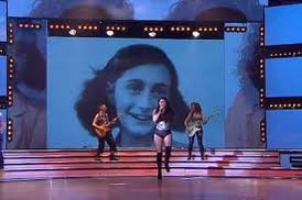 luupstein's tweet photo. Me recordó al mejor momento televisivo de los últimos años que fue cuando en Bailando por un sueño pusieron una foto de Ana Frank mientras sonaba “Yo no soy esa mujer que no sale de casa” https://t.co/blAK18Wrn8