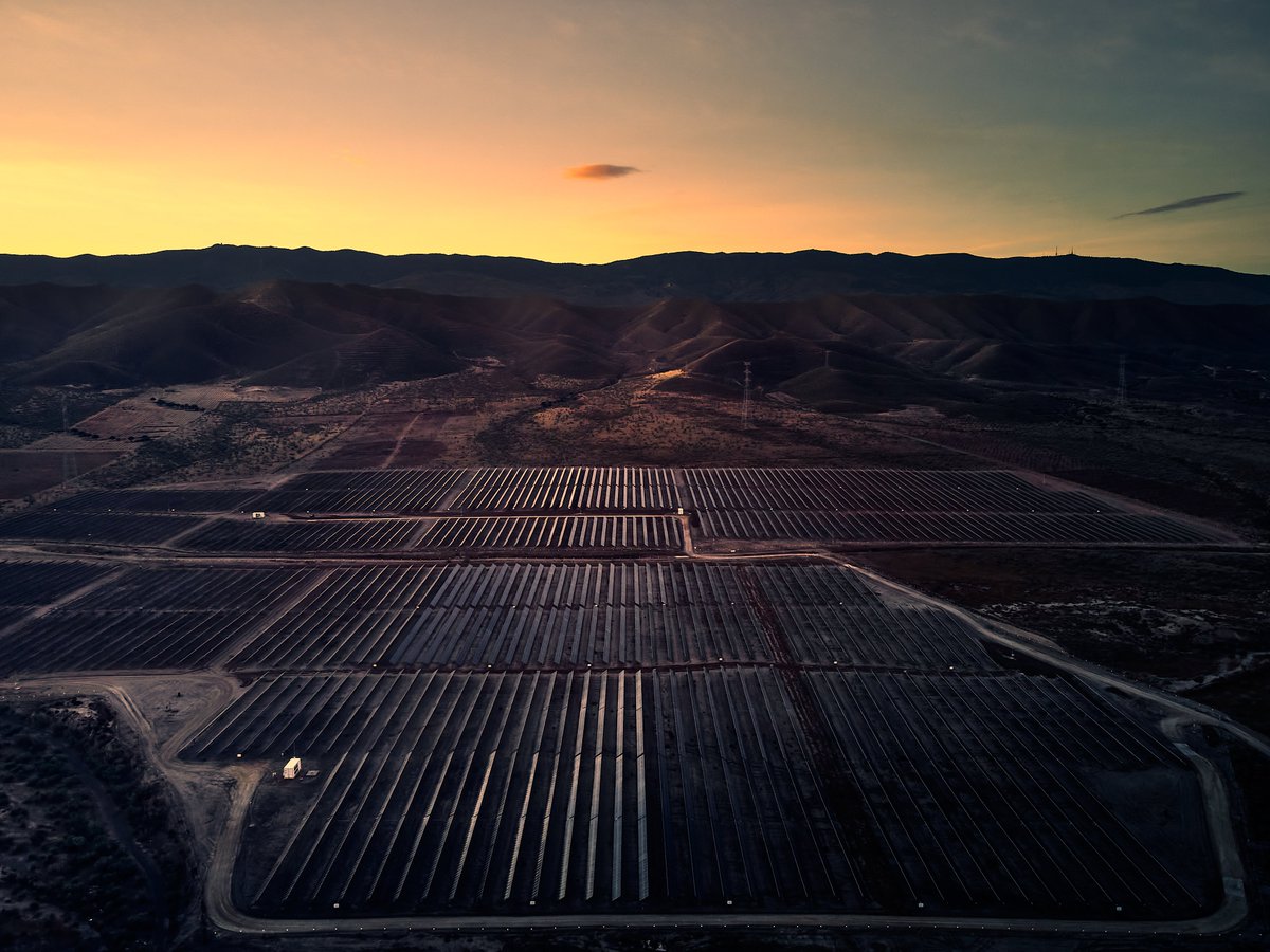 CastanonAlvarez's tweet photo. Vamos a intentar revalidar el concurso #PHOTOvoltaica2023 organizado por @UNEFotovoltaica https://t.co/NtAXpy6oza