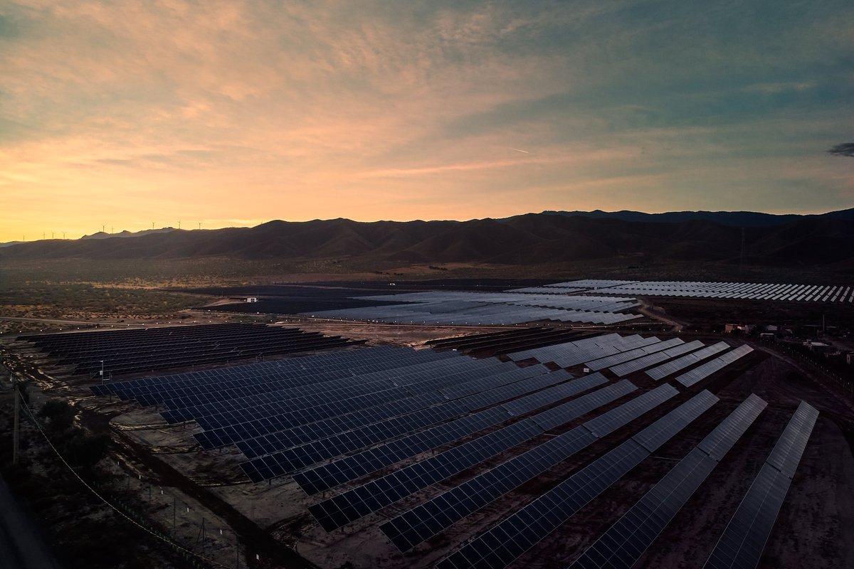 CastanonAlvarez's tweet photo. Vamos a intentar revalidar el concurso #PHOTOvoltaica2023 organizado por @UNEFotovoltaica https://t.co/NtAXpy6oza