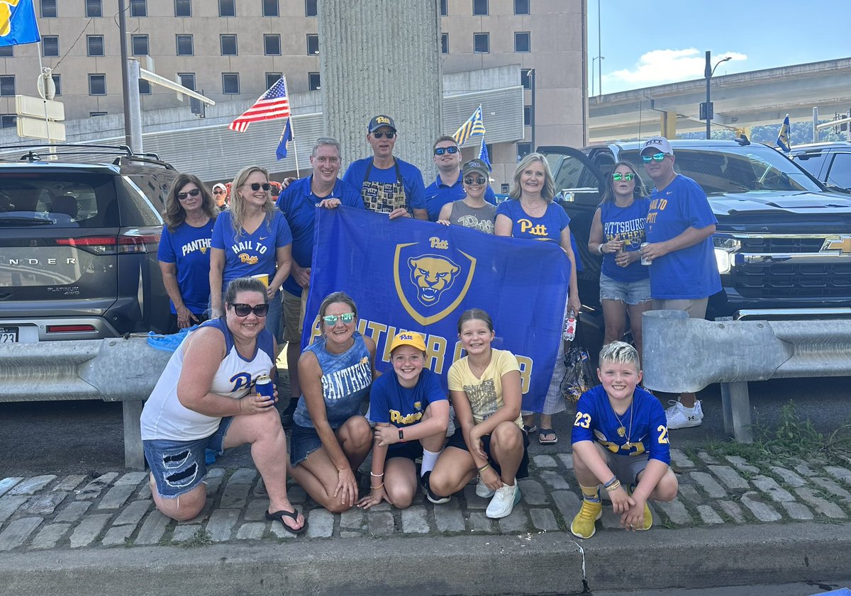 PittPantherClub's tweet photo. Panther Club members know how to tailgate 🫡 Let’s do it again this weekend 🏈🔵🟡

#H2P » @Pitt_FB https://t.co/2tVm7J2hGI