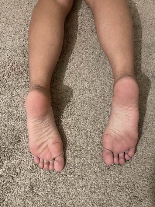 Cum on my soles 🤭 https://t.co/7zzapMrCRV