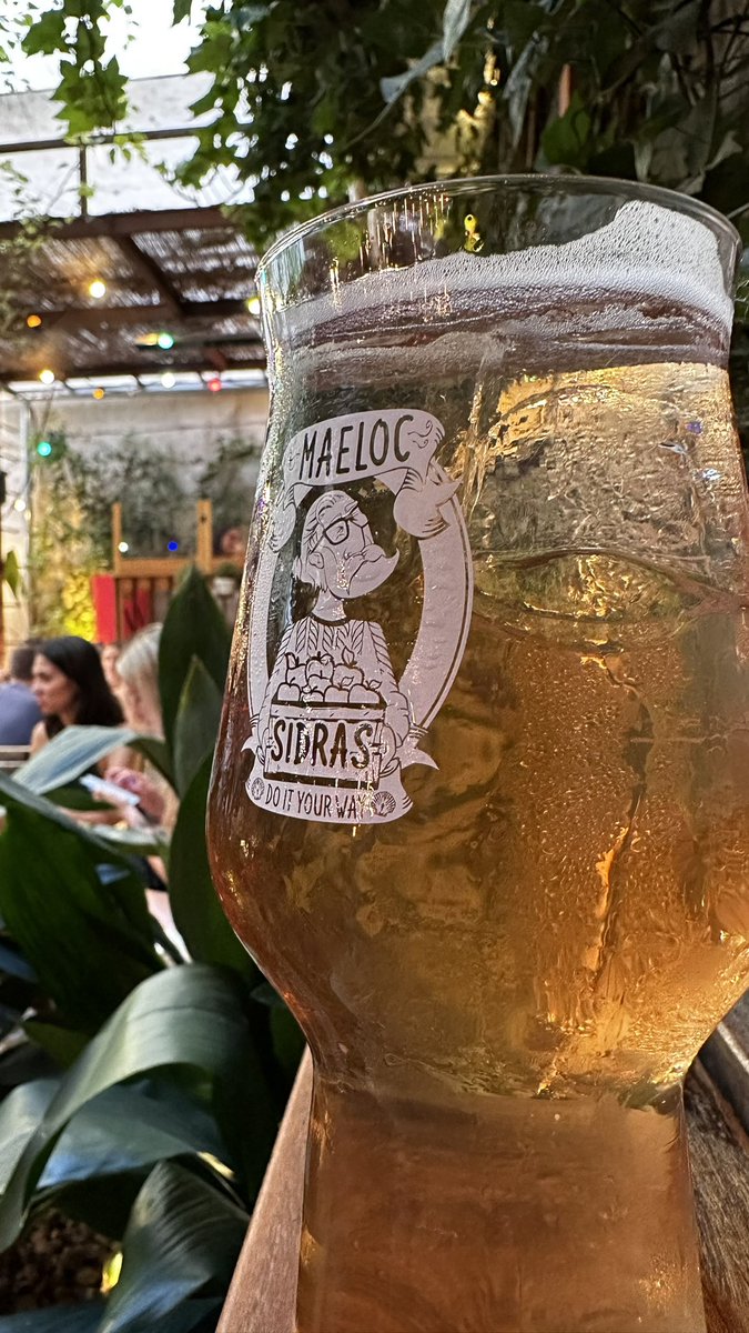 ¿Sabías que también puedes tomar nuestra sidra Maeloc de grifo? 🍾🚰

¡Solo hay que añadir un poco de hielo 🧊🧊 y hierbabuena 🌿 y lista para tomar!

#sidrasdesabores #sidra #cider #cosechadegalicia #sidraecológicamaeloc #sidraecologica #maeloc #sidraseca #sidradulce