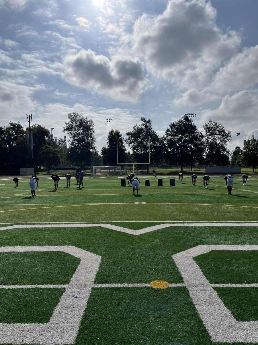 Coach_McLuckey's tweet photo. Beautiful morning practice
#smudgepot
@BOHIFootball https://t.co/CXf2LwwyJG