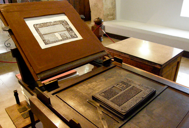 la2_tve's tweet photo. 📖 Hacia 1450 Johannes Gutenberg inventó la imprenta de tipos móviles de metal. Antes de llegar al siglo XVI, más de 270 ciudades ya disponían de una imprenta. En España se imprimen libros desde 1472. Y la primera imprenta en nuestro país se instaló en Segovia. #SaberYGanar https://t.co/eqMMGAGJ62