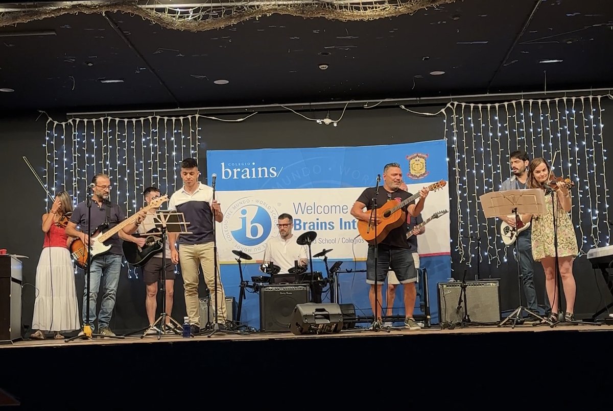 Colegio_Brains's tweet photo. Arrancando motores⚙️

Entre risas, lágrimas, música y baile, Paqui Molinero, directora de Brains La Moraleja, sorprendió a todos nuestros docentes y no docentes para comenzar este curso motivados y entusiasmados. 🙌

Juntos, una familia que crece contigo 💙 https://t.co/rWhrKURWzp