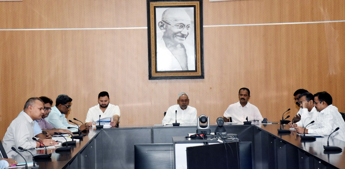 NitishKumar's tweet photo. आज 1 अणे मार्ग स्थित ‘संकल्प’ में डेंगू की रोकथाम के लिए किए जा रहे उपायों के संबंध में समीक्षा बैठक की। डेंगू रोधी दवा के छिड़काव तथा सभी जगह साफ-सफाई की पूरी व्यवस्था रखने को कहा है। लोगों को जागरूक करने के लिए व्यापक प्रचार-प्रसार कराने का भी निर्देश दिया है, ताकि वे डेंगू से बचाव के लिए सचेत रहें। स्वास्थ्य विभाग को पूरी तरह से अलर्ट रहने का निर्देश दिया है। अस्पतालों में बेड, चिकित्सक और दवा की कोई कमी नहीं हो, इसका ध्यान रखने को कहा है, ताकि मरीजों को इलाज में किसी प्रकार की असुविधा नहीं हो। ब्लड बैंक में प्लेटलेट्स की उपलब्धता सुनिश्चित करा���े का भी निर्देश दिया है।