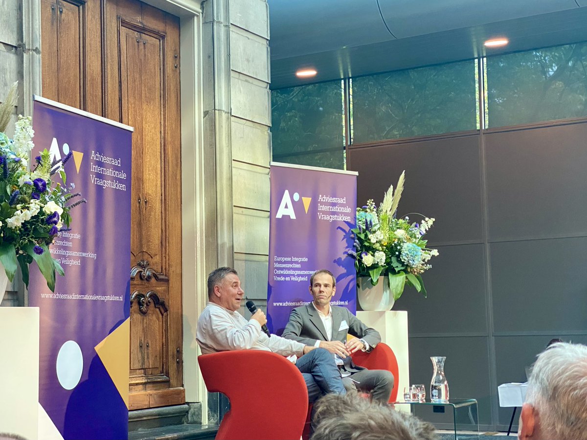 De AIV bestaat 25 jaar! Vandaag gaf de Bulgaarse politicoloog Ivan Krastev een drukbezochte lezing over de uitdagingen van Europa. Krastev werd na zijn lezing geïnterviewd door Luuk van Middelaar, voorzitter van de AIV-commissie Europese Integratie. Dank aan alle aanwezigen!