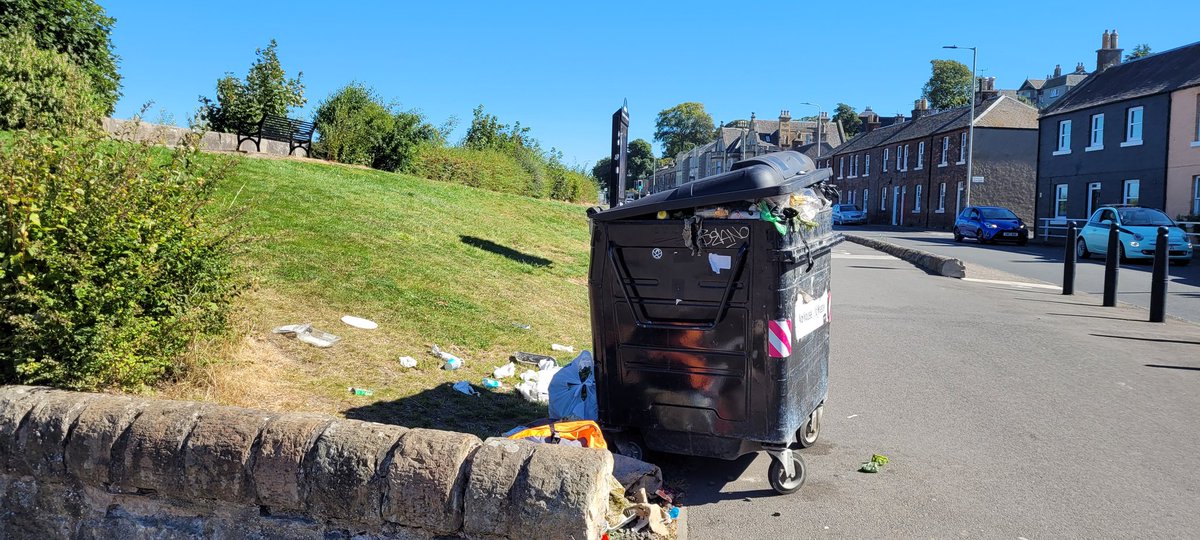 wardiebaybeach's tweet image. I'm sure many local residents have reported the overflowing bins at our newly designated #BathingWater site, #WardieBay. Pretty please @edinhelp - with the gorgeous weather, this will always happen - please keep us posted.