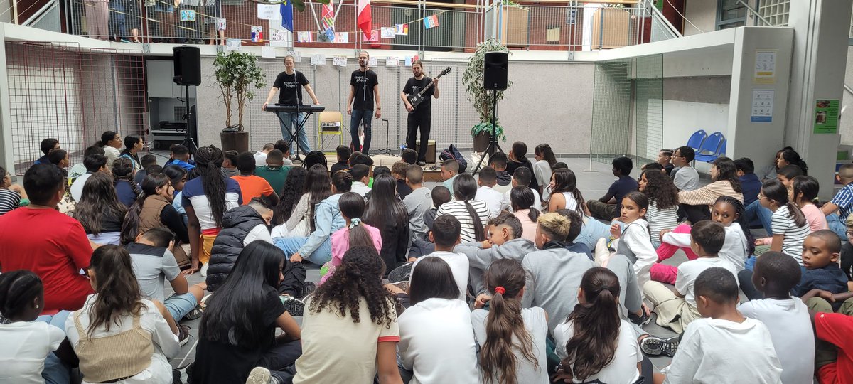 Stendhal_31's tweet photo. Rentrée en musique pour les 6e du collège @Stendhal_31.
Tous en forme et en chansons pour une nouvelle année ! Bienvenue à eux et aux nouveaux parents dans notre communauté educative.
Merci à l'association #topophone pour la formation/animation musicale! https://t.co/sfy7rI9uQj