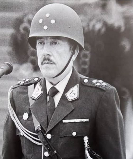 SustanciaSin's tweet photo. En enero de 1990 el general Enrique Lopez Albujar Trint, ya retirado del servicio, conducía su vehículo siendo emboscado por una célula terrorista del MRTA y acribillado con treinta (30) impactos de bala. 
La orden la dio directamente VICTOR POLAY. 
Tomado de @ComandoChavin https://t.co/6orNYwQFmm