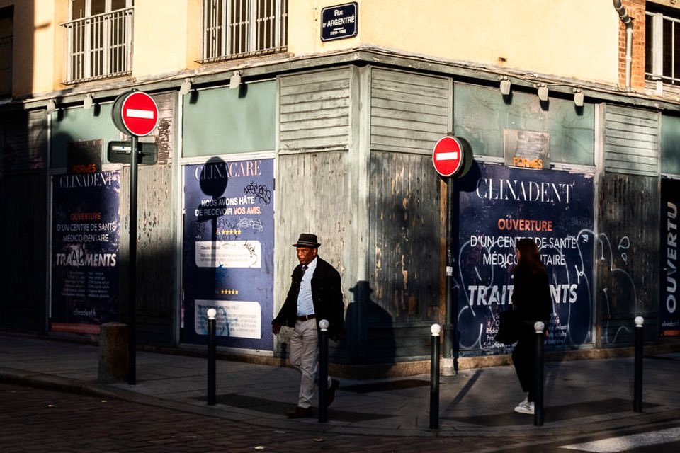 Renphotographie's tweet photo. Sens interdits.
#rennes #renanperon #photography #photooftheday #photographie #streetphotography #lesgens #homme #sensinterdit #ombre #contraste #lumiere #passant #lensculture #revueepic #revuethomas https://t.co/ipAavMYmuJ