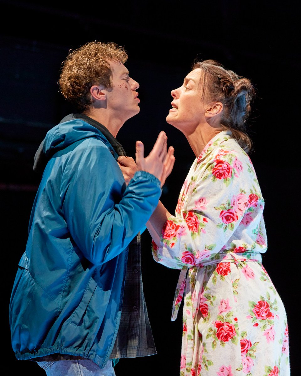 NationalTheatre's tweet photo. This production was just 🤩 

#Mosquitoes, with Olivia Colman, Joseph Quinn, Yoli Fuller and Olivia Williams, is available to watch on #NationalTheatreAtHome.

https://t.co/SzglNOOB5R

📸 Brinkhoff-Mögenburg https://t.co/Qo1vPdXT2G