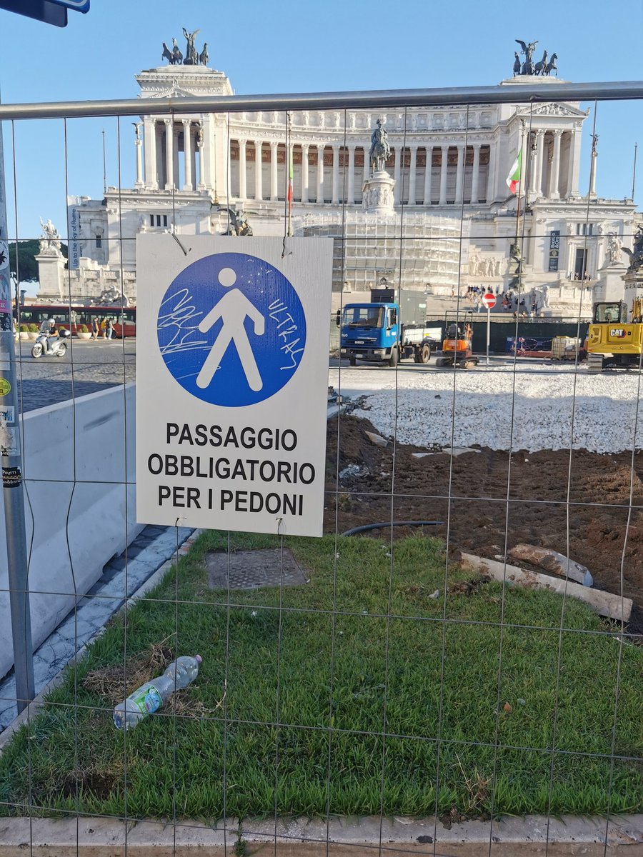 AdAstra451's tweet photo. Ruspe, transenne e scavi, ormai il centro è questo; opere d'arte rovinate da opere incompiute, come i transennamenti della Metro C a Colosseo, con la quale sono cresciuto.
Le periferie sognano cantieri da decenni.
Stiamo creando una nuova Rio de Janeiro.
Bravo #Gualtieri. 
#Roma https://t.co/9M6Nvj07eM
