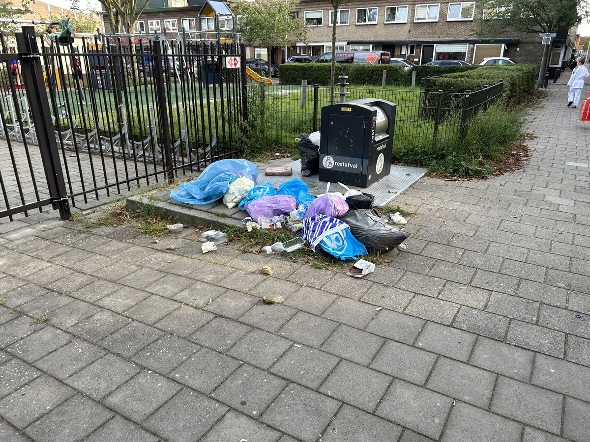 BosveldFoto's tweet photo. Lekker @gemvelsen ! 400 euro per jaar betalen voor je afval deugdelijk te laten ophalen.. zit je hier vervolgens 5 dagen tegenaan te kijken.. kunnen jullie @hvcgroep niet ff bellen of ze de seintjes van deze vuilnisbak niet willen negeren? https://t.co/JZFVUxaPD8