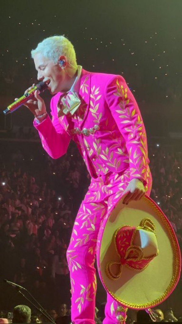 Psicoloco's tweet photo. En apoyo total a @christiancha 👏👏

Soy mexicano y a mi no me ofende, hasta me representa, porque....

💓También hay charros maricones.
💓También el rosa representa a México y su color. 
💓También él es mexicano y se puede apropiar del traje típico nacional.
💓Evidencia el machismo dentro del charrismo. 
💓 Se mira i-có-ni-co.