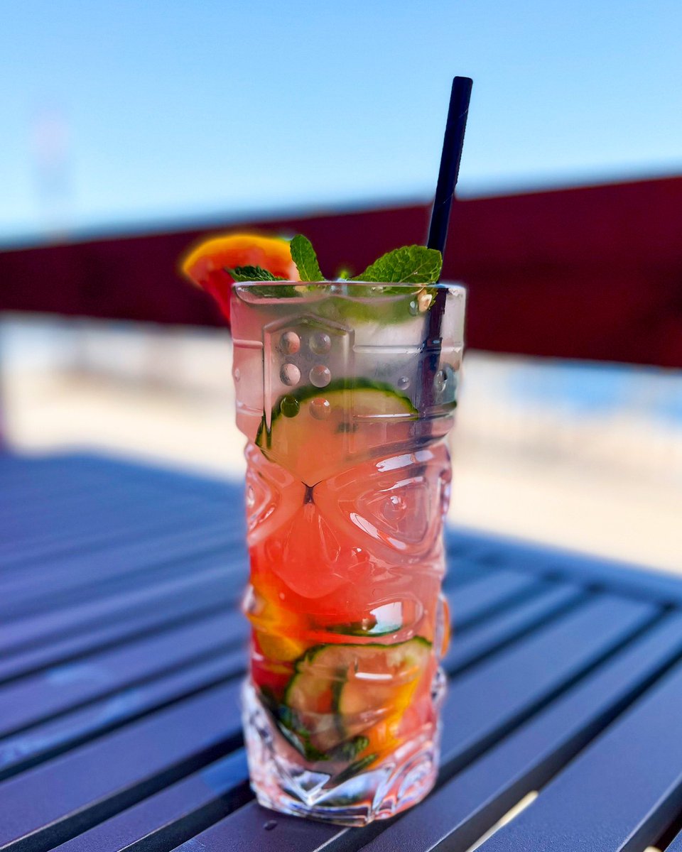 GOLDEN HOUR MOJITO ☀️🍹
Bombay gin, lime juice, grapefruit juice, soda, simple syrup, cucumber, grapefruit, mint

Happy Labour Day! Come and beat the heat and enjoy some well deserved relaxation at The Patio. Open until 9pm!
