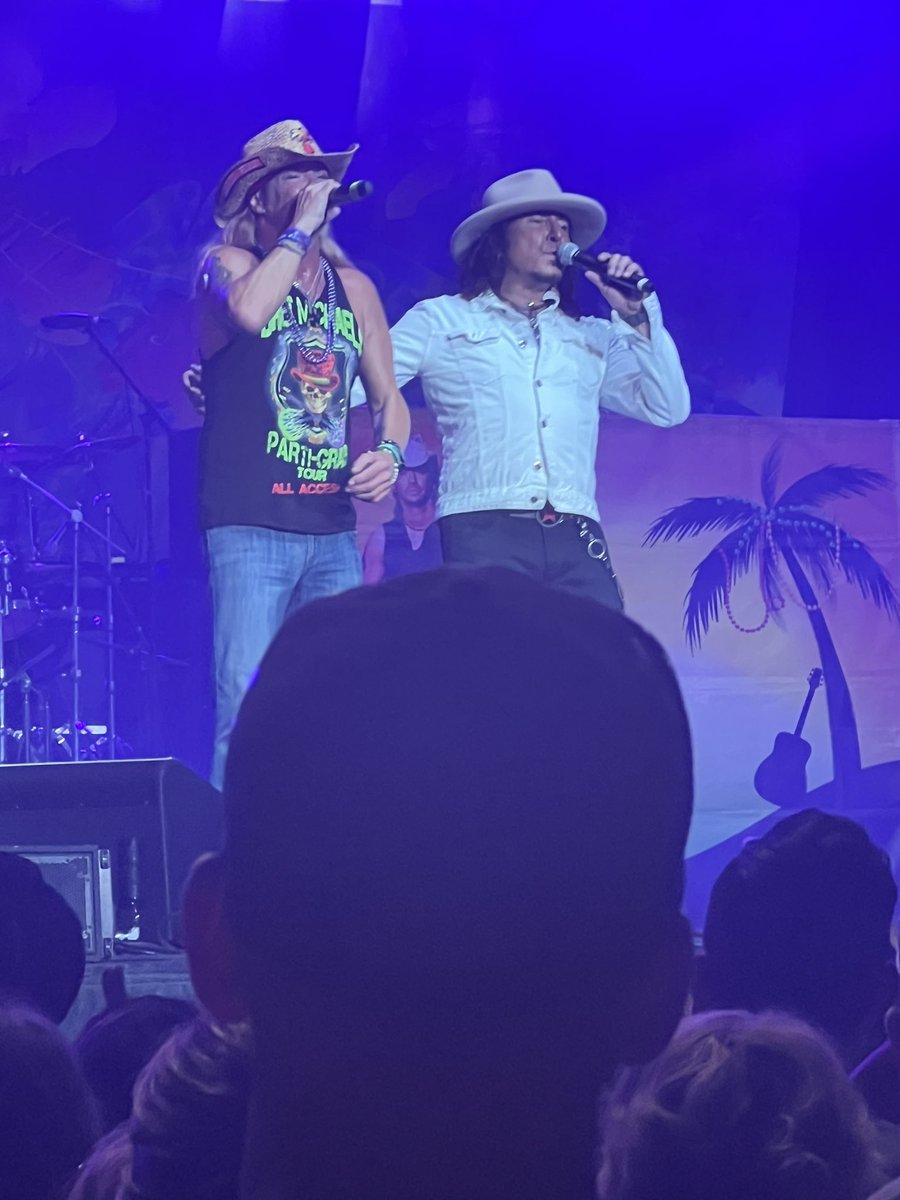 I’ve given up at lot this year… So definitely worth the drive… Great night at the Bret Michaels concert! Steve Augeri opened for him… only time you’ll see me post this much and smile this big 🤣 #sundayvibes #LaborDayWeekend