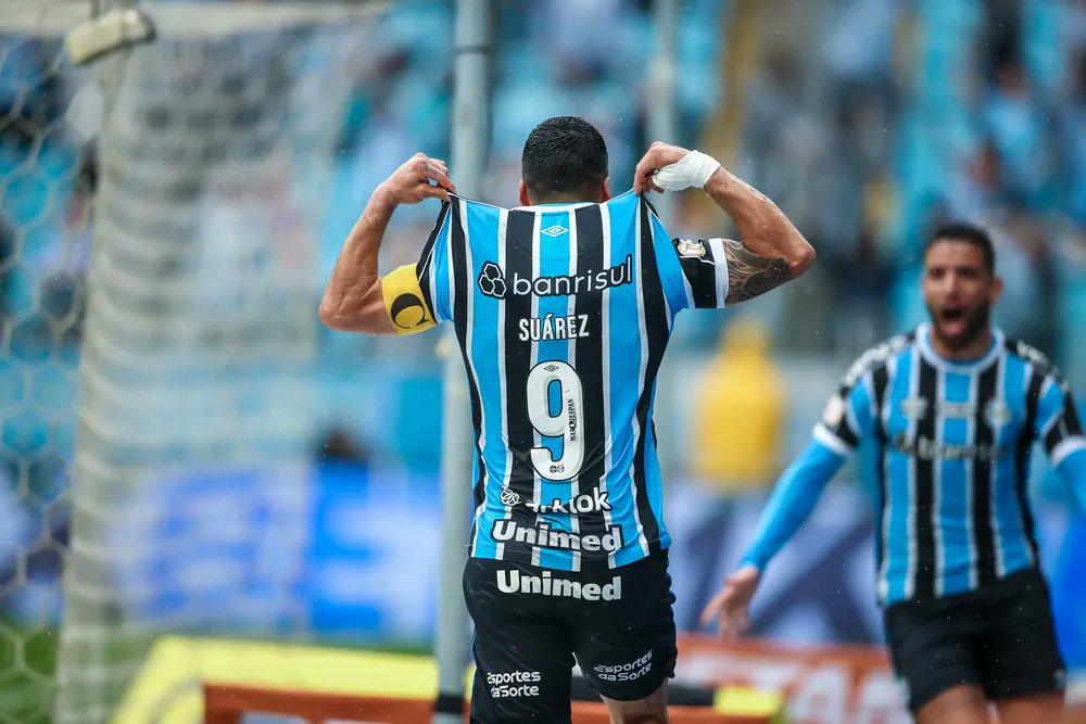 trimotim's tweet photo. 📒 Notas do Motim 📒

Grêmio 2 x 0 Cuiabá

Caíque: 7,5
João Pedro: 8
Ely: 7,9
Kannemann: 8,9
Reinaldo: 7,3
Villasanti: 8,3
Carballo: 7,2
Pepê: 8,2
Suárez: 9,4 🌟
JP Galvão: 6,9
Galdino: 6,4
Ferreira: 4,8
Luan: 6,1
Gustavo Martins: 4,5
Iturbe: 4,2

Média: 7 https://t.co/bRAPw0lHR2