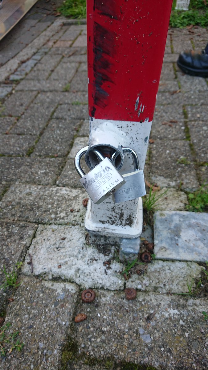 Liebe #vonovia: Wenn eine Feuerwehrzufahrt mit dem Schild "Feuerwehrzufahrt" gekennzeichnet ist, heißt das, das im Notfall die Feuerwehr diese Zufahrt benutzt. Dazu darf man die Sperrpfosten aber nicht mit Vorhängeschlössern sichern! #fail #feuerwehr