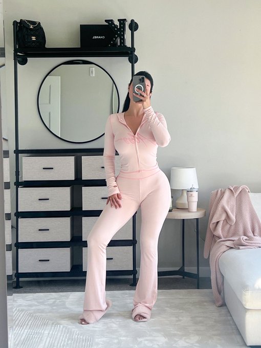 objects in mirror are indeed softer than they look https://t.co/SgibJvzeXp