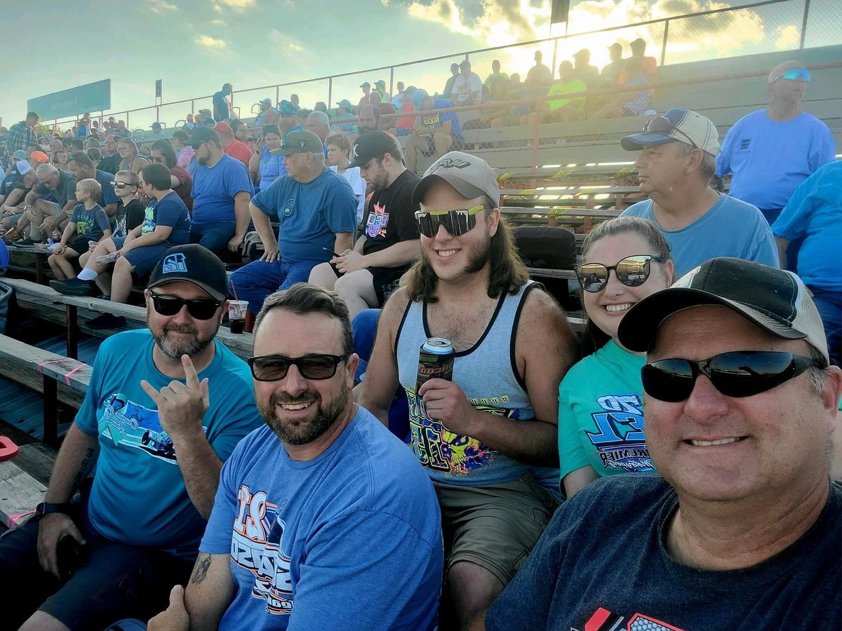 DT_RRracin's tweet photo. Labor Day Weekend Challenge at @TSS_Haubstadt 🏁 #squad #turn3 #buzzin https://t.co/bxxEpBBtQa