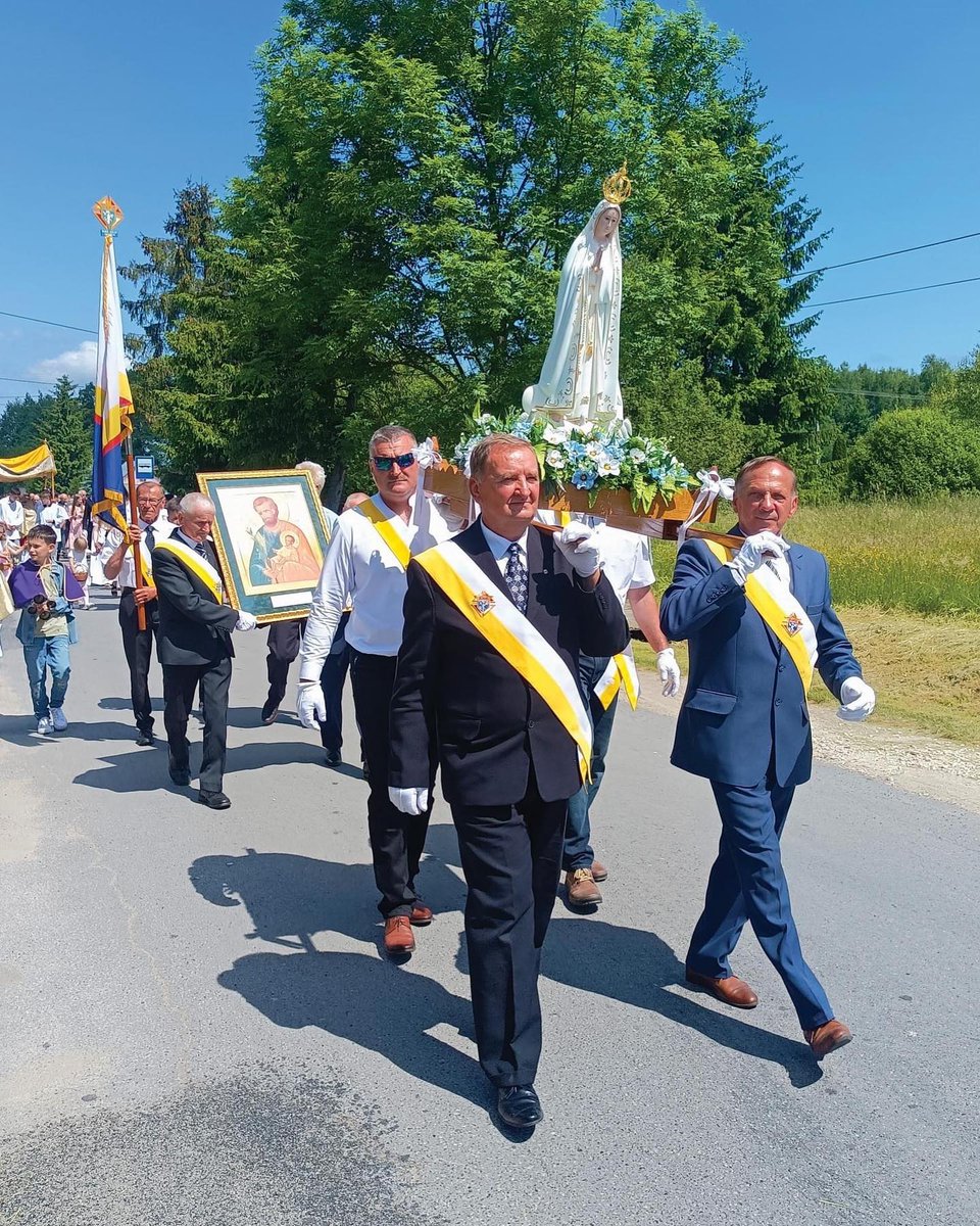 Knights from Our Lady, Queen of the World Council 15650 in Węgrzyn, Poland, process with a statue of Our Lady of Fatima and the Order’s pilgrim icon of St. Joseph through the streets during their parish’s annual Corpus Chr... Full Post: zpr.io/7AdjasfTPxVG