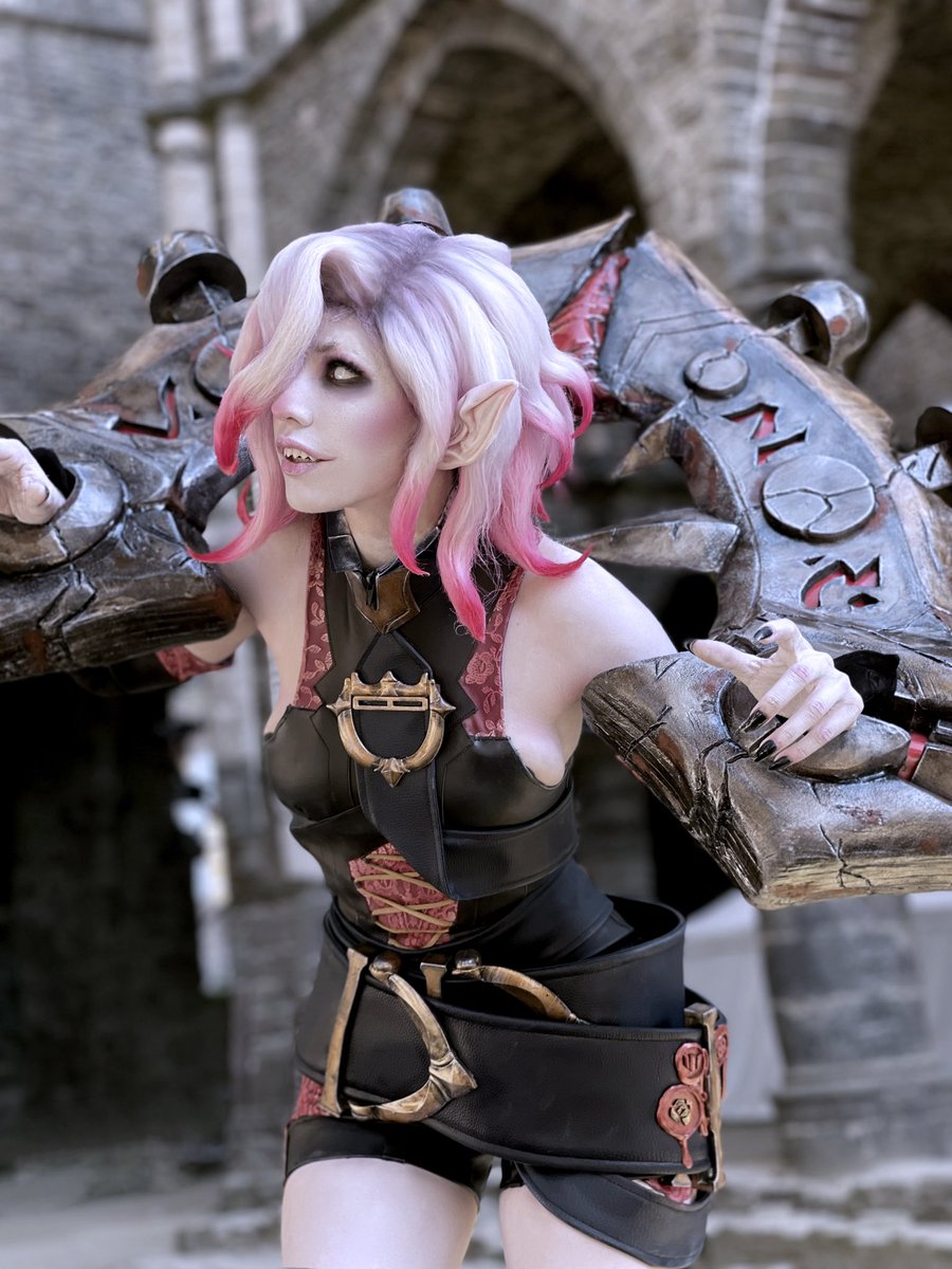 "It is not polite to nibble on friends!"

Another picture of the collaboration we did with Riot/ <a href="/LoLUKN/">League of Legends // UK, IE & Nordics</a> for Briar, as the Exobase Team works away on the video! We can’t wait to share it with you all! 🙏♥️

#briar #briarcosplay #leagueoflegendsbriar