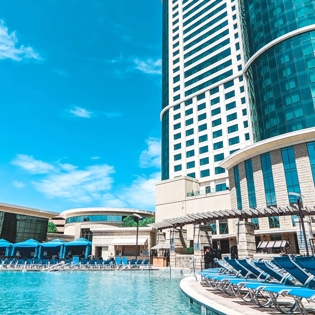 We're thankful for everyone's hard work this Labor Day! Kick back for some much needed poolside relaxation at Fox Tower 😎. #foxwoods #foxwoodsresortcasino #foxtowerpool