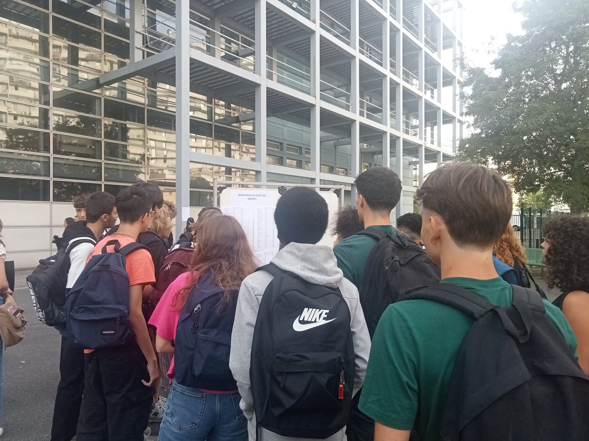 FAURIEHERBERT's tweet photo. Passée l'appréhension, les  élèves de 2nde franchissent le seuil de leur nouvel univers scolaire. Un accueil serein au sein du @LyceeArenes ouvert sur des #promessesdavenirs. Merci à tous ceux qui y contribuent. Excellente rentrée à  tous ! @leclercarno @DSDEN31 @actoulouse https://t.co/vIMbXD6CHR