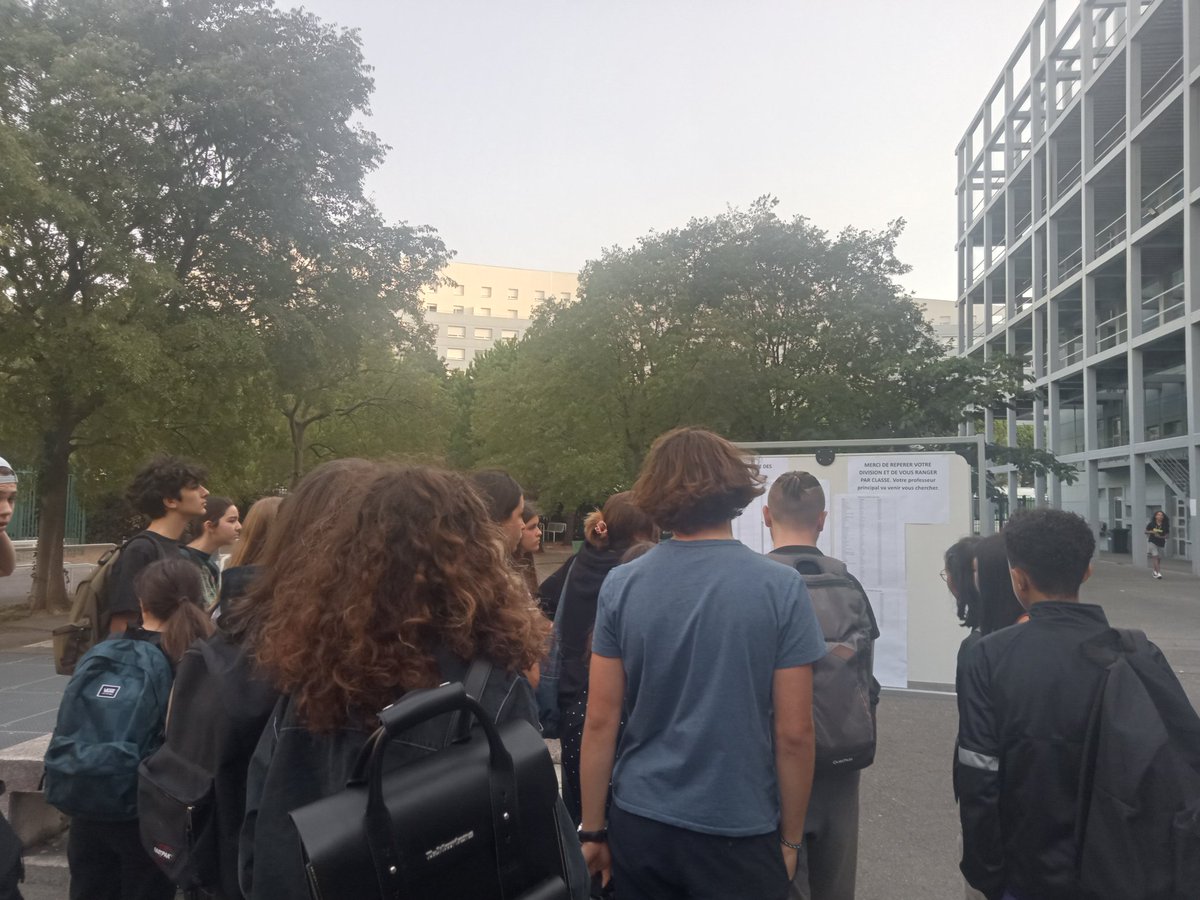 FAURIEHERBERT's tweet photo. Passée l'appréhension, les  élèves de 2nde franchissent le seuil de leur nouvel univers scolaire. Un accueil serein au sein du @LyceeArenes ouvert sur des #promessesdavenirs. Merci à tous ceux qui y contribuent. Excellente rentrée à  tous ! @leclercarno @DSDEN31 @actoulouse https://t.co/vIMbXD6CHR
