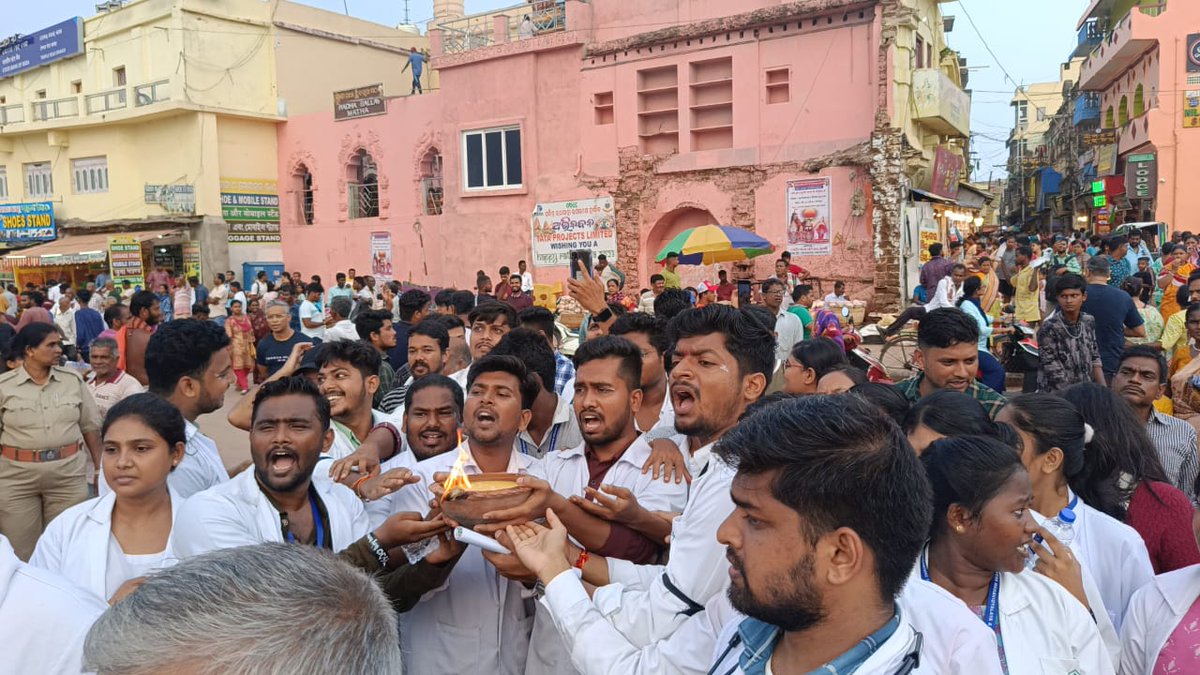 AMSA__Odisha's tweet photo. Ayurveda students,fed up with bureaucratic indifference, embarked on a pilgrimage today. Their path took them from the hallowed halls of Ayurveda Hospital,Puri to the Sri Jagannath Temple, not as mere walkers, but as passionate seekers of divine intervention. #JusticeForAYUSH https://t.co/NPd3rh0VRg