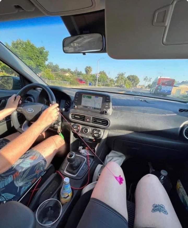 ache um homem que segure a sua perna enquanto dirige ❤️