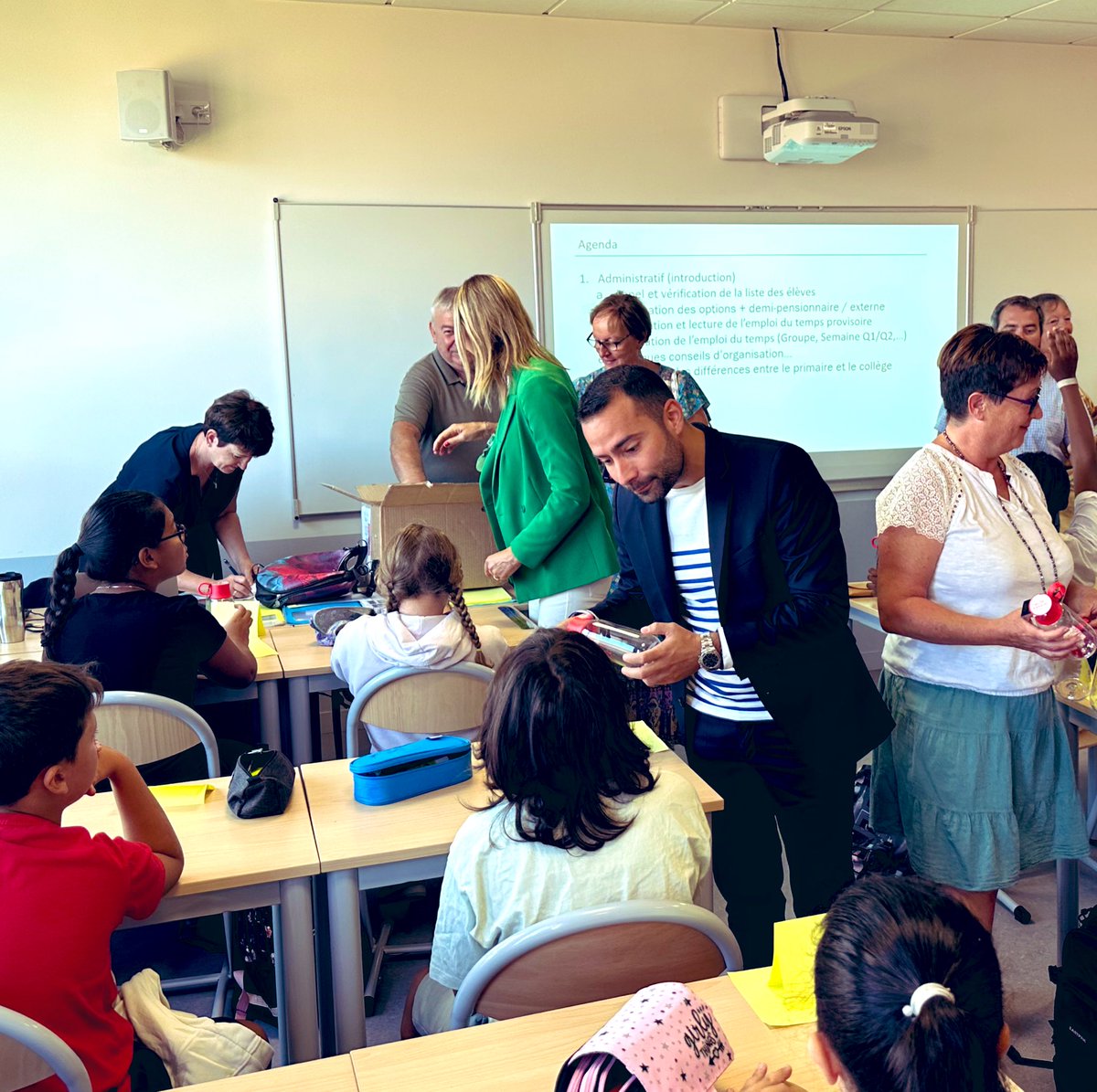 fbenoit74's tweet photo. 🏫 Enfin, l’ouverture ce matin du collège du Vuache, qui a accueilli 180 élèves de 6e. Au total, 580 enfants fréquenteront cet établissement qui sera le plus important du territoire.

#rentreedesclasses #scolaire #rentreescolaire https://t.co/XJP2e17ohe