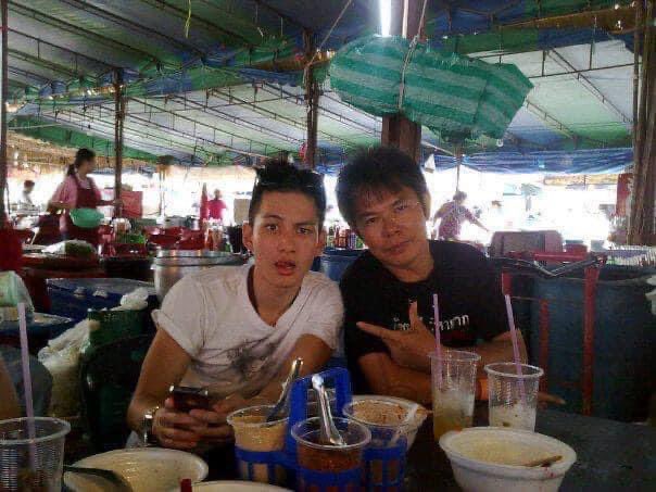 บังเอิญเจอพ่อตัวเองนั่งกินข้าวกับพี่กอล์ฟ พิชญะ แล้วชั้นเดินผ่าน เพื่อนช็อค บอก มึง นั่นกอล์ฟไมค์ แต่กูช็อคกว่า…นั่นพ่อกู