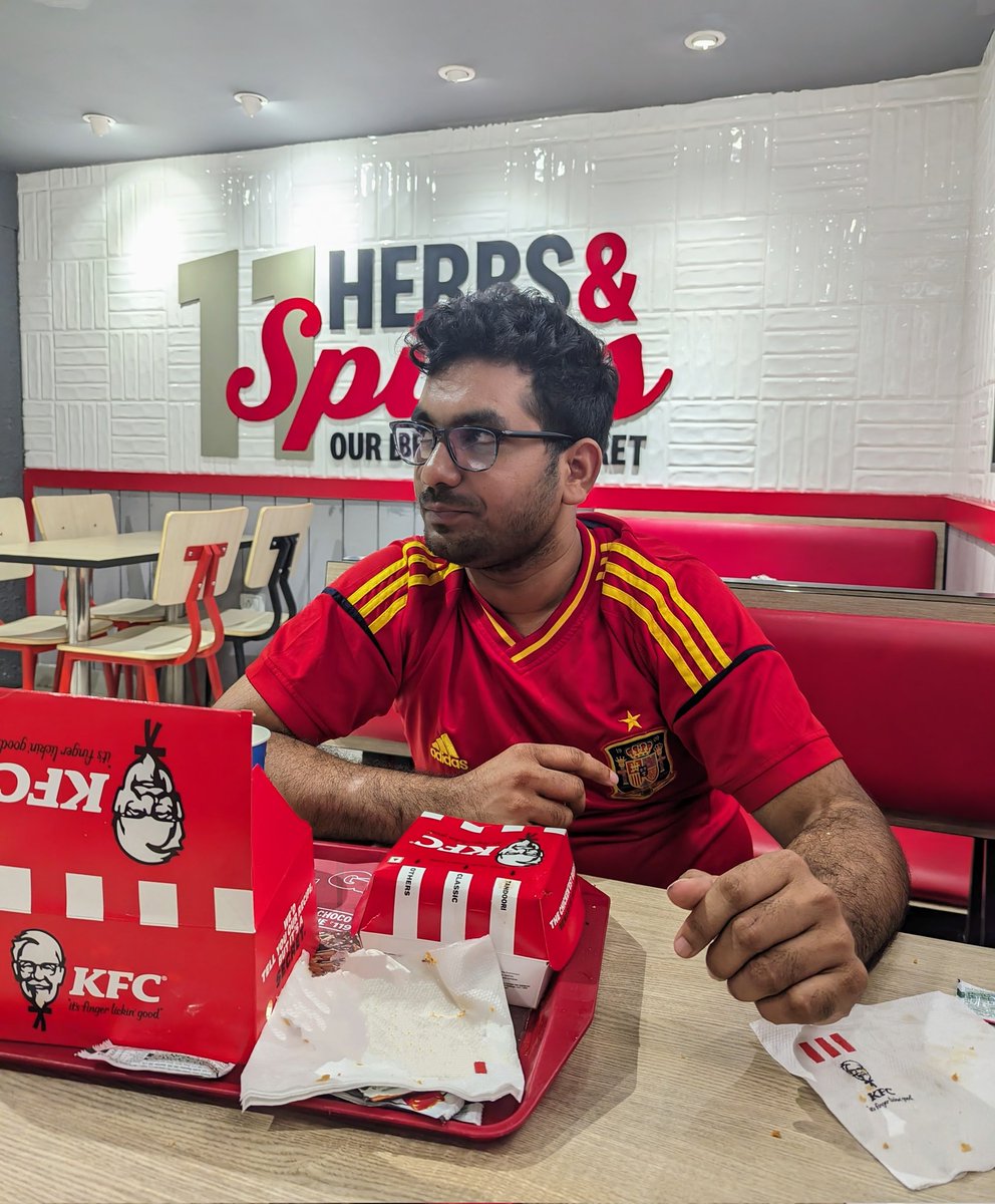 nagstweet's tweet photo. Turns out, burgers are my secret post-boxing training weapon! 🥊🍔😄 #BurgerPower #KnockingOutHunger https://t.co/qQBCh9Iosk