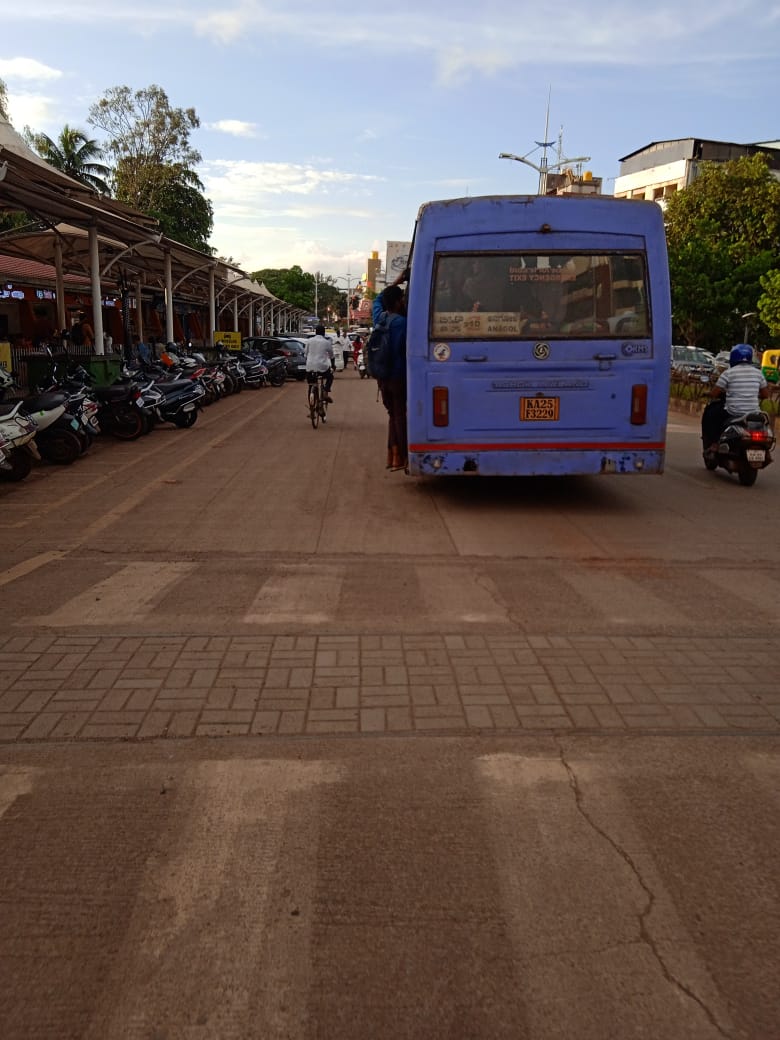 yuvasamitibgm's tweet photo. .
@nw_krtc @RLR_BTM 
The students travelling dangerously on buses 
We reported such incidents frequently, but no major actions has been taken to prevent such situations   
Therefore advise conductors to "don't let people to hang on the buses" 
@alokkumar6994
@COPBELAGAVI https://t.co/ltKLrGrJny