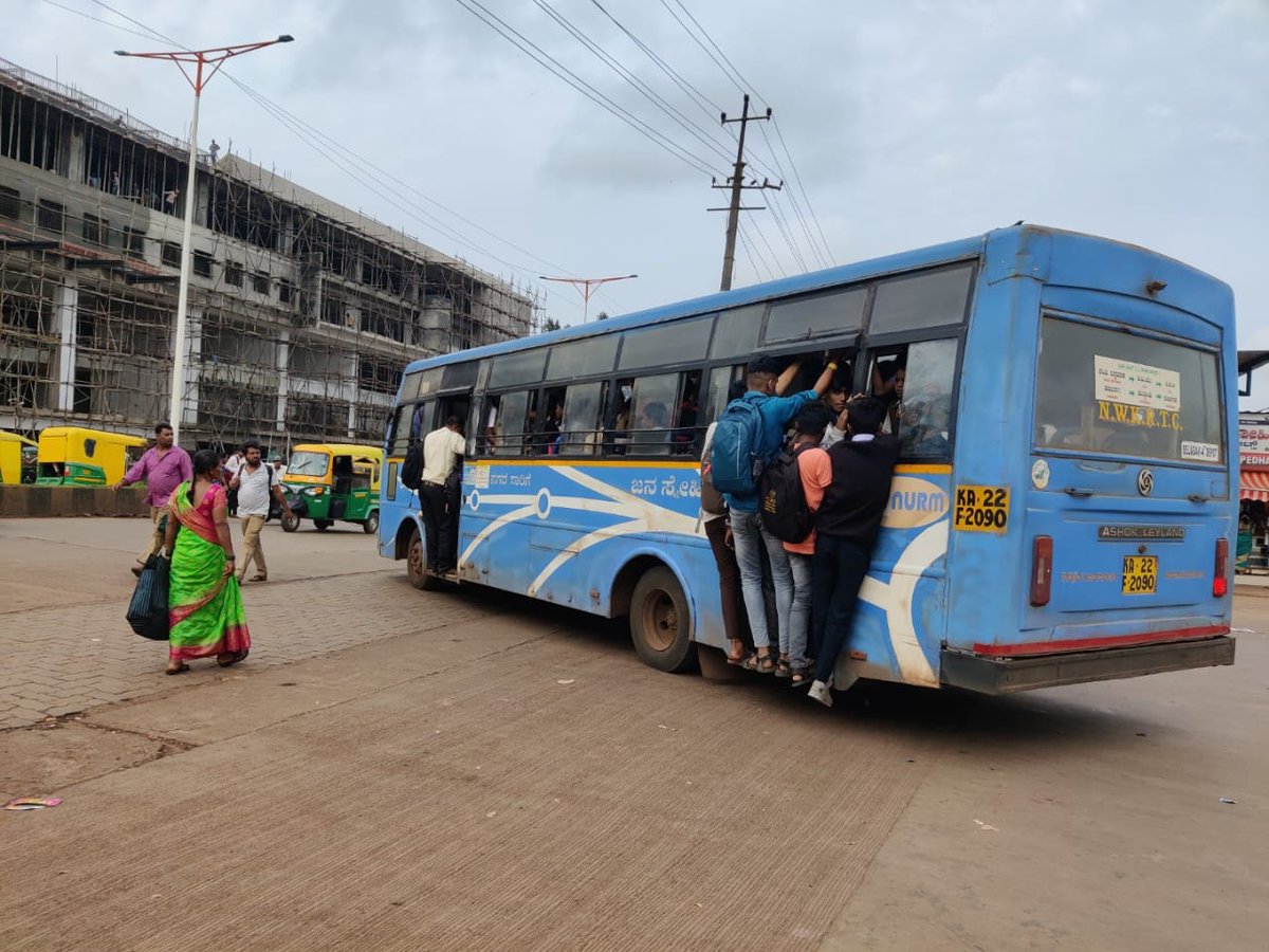 yuvasamitibgm's tweet photo. .
@nw_krtc @RLR_BTM 
The students travelling dangerously on buses 
We reported such incidents frequently, but no major actions has been taken to prevent such situations   
Therefore advise conductors to "don't let people to hang on the buses" 
@alokkumar6994
@COPBELAGAVI https://t.co/ltKLrGrJny