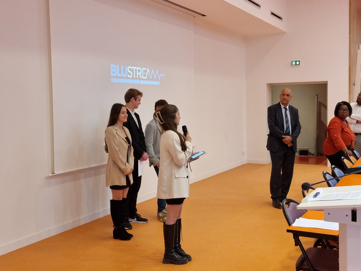 Ruffin__Nicolas's tweet photo. Journée de rentrée des secondes générales, technologiques et professionnelles. Merci à @MonodCvl  et @Monod_MDL et au CSN pour leur présentation de la vie lycéenne auprès de nos nouveaux élèves dans l'amphithéâtre Lucie Aubrac. #monodElB #CVL #enghien #rentreescolaire https://t.co/orj2XBBLPY