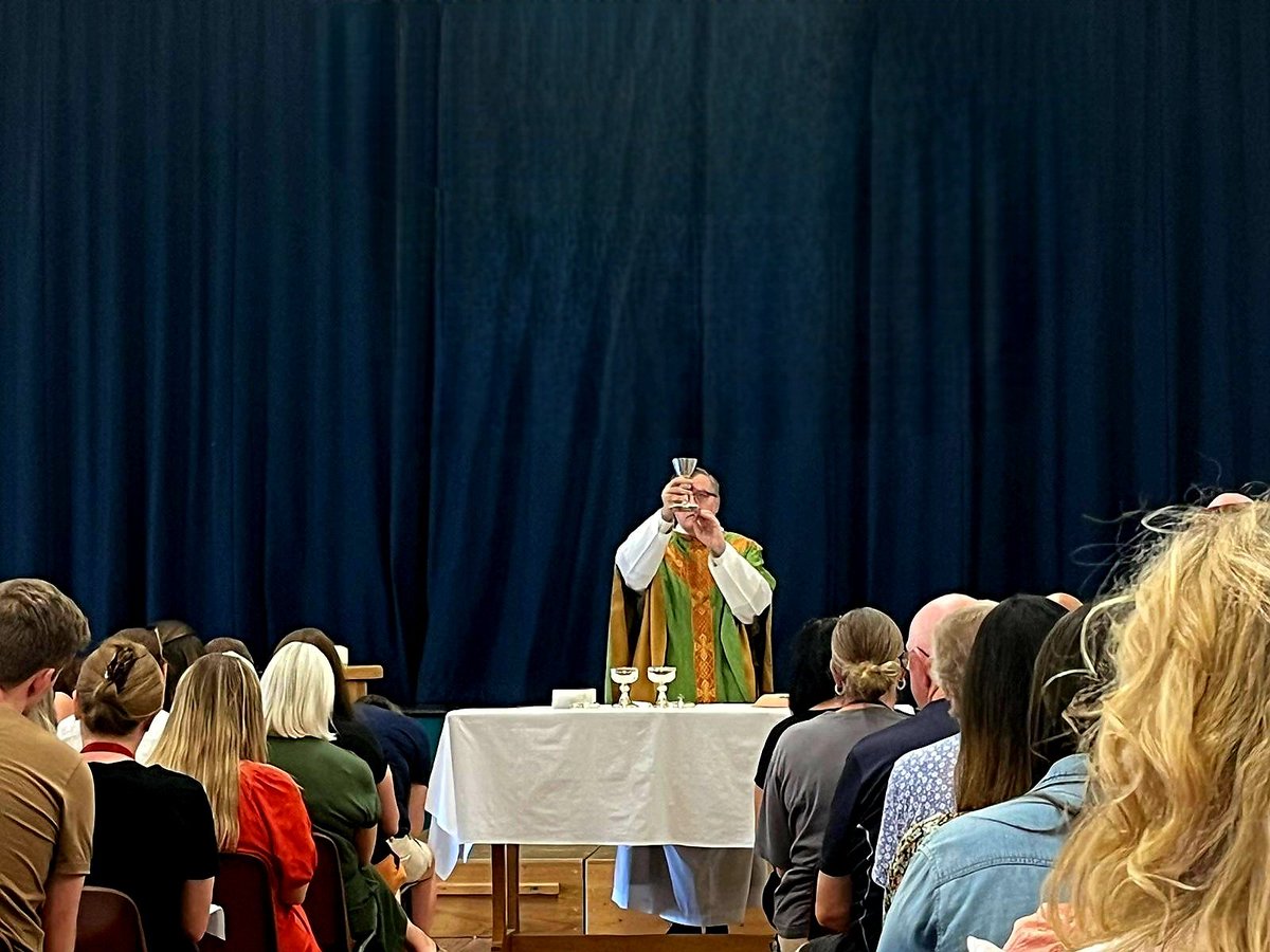 chs_illtyds's tweet photo. What better way to start off the new school year than with a Teachers' Mass! It was wonderful to have staff from @SJLCARDIFF, @StCadocsCardiff and @StAlbansSchool1 joining us in song and celebration for the Mass led by Fr Brian and Fr Alexander.
#CatholicCardiff #CathEdService https://t.co/GK8iVlgvfI