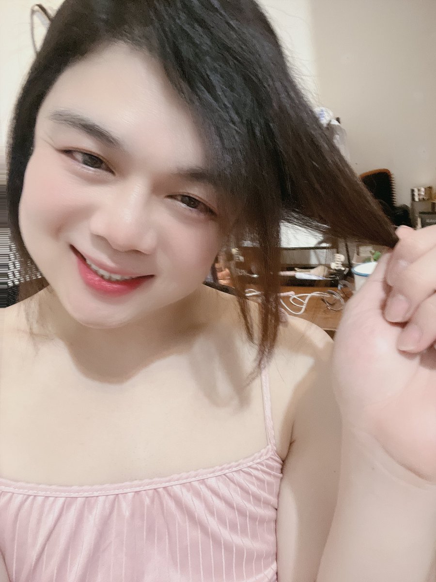 妳看妳看！
頭髮捲到讓畫面都模糊了耶😂

#男の娘 #女裝 #可愛の男孩紙 #伪娘 #偽娘 https://t.co/NsH5vfWqH8