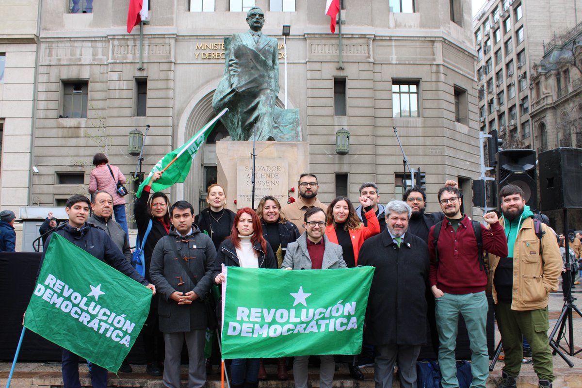 RDemocratica's tweet photo. A 53 años del triunfo de Salvador Allende, rendimos un sentido homenaje a quien soñó y luchó por un mejor Chile, dando la vida por la defensa de la democracia.

#MemoriaEsFuturo🌹 
#4deSeptiembre https://t.co/XLXhJf8sb1